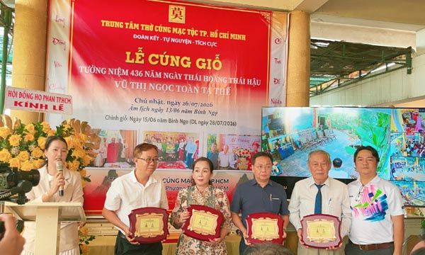 Trung tâm Thờ cúng Mạc tộc TP.HCM tặng Kỷ niệm chương tri ân cho Viện Lịch sử Dòng họ