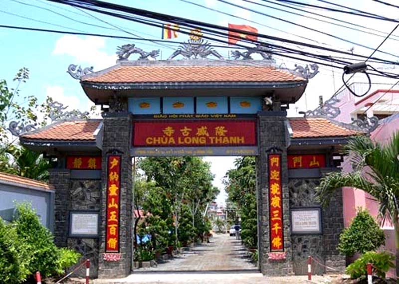 CHÙA TỪ PHONG NHÌN TỪ CỔNG TAM QUAN VỚI HÀNG SỨ HAI BÊN DẪN LỐI